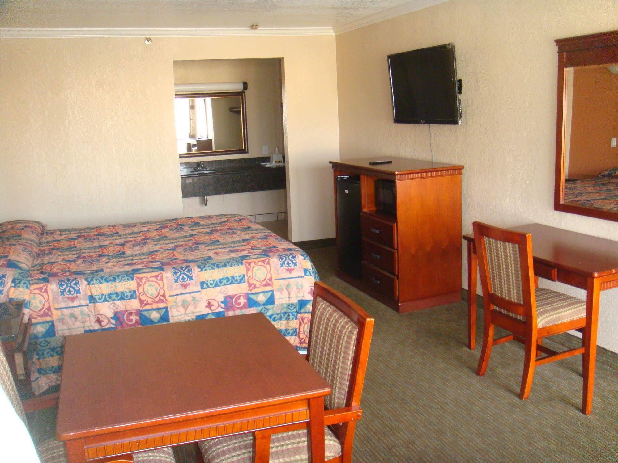 לה פואנטה Budget Inn מראה חיצוני תמונה